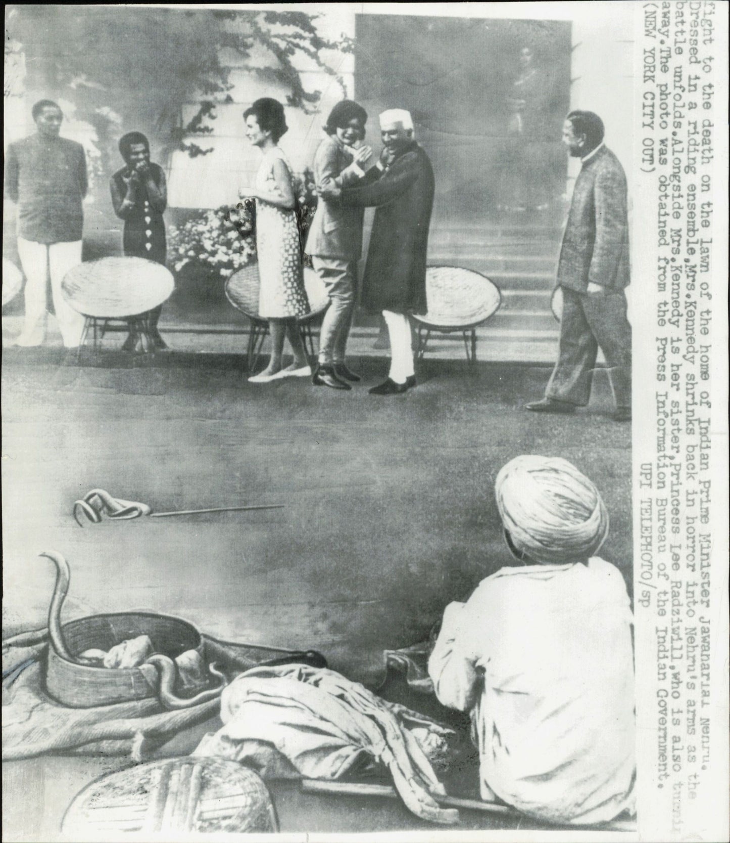 Jacqueline Kennedy and Jawaharlal Nehru Watch Snake and Mongoose Fight (1962) (oversize) Animals India Jackie Kennedy Jackie Onassis Jacqueline Kennedy Jawaharlal Nehru mongoose snake