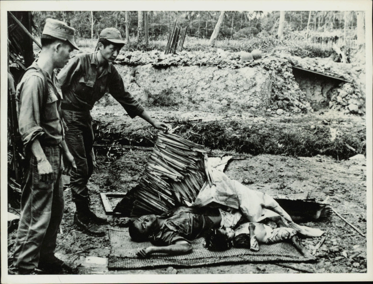 Vietnam Brutality Collection (1960s) (16 vintage prints) Military Vietnam
